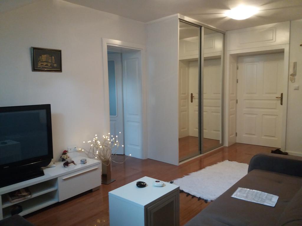 Main Street Apartment Сараево Екстериор снимка