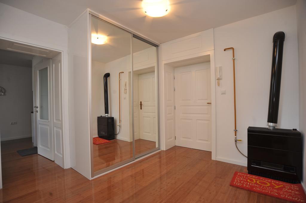 Main Street Apartment Сараево Екстериор снимка